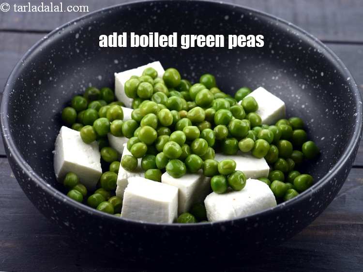 Step 4 – Add &frac12; cup <a href="https://www.tarladalal.com/glossary-boiled-green-peas-1078i">boiled green peas</a>.