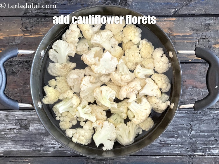 Step 4 – <meta charset="UTF-8" />Add 3&nbsp;cups chopped cauliflower florets.&nbsp;