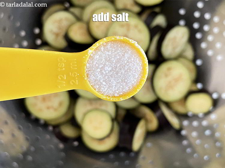 स्टेप 4 – ऊपर से नमक छिड़कें। हमने 1/2 टी-स्पून&nbsp;नमक का इस्तेमाल किया।