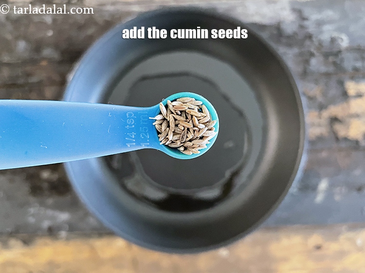 स्टेप 4 – १/४ टी-स्पून <a href=""https://www.tarladalal.com/glossary-cumin-seeds-jeera-zeera-hindi-381i"">ज़ीरा</a> डालें।
