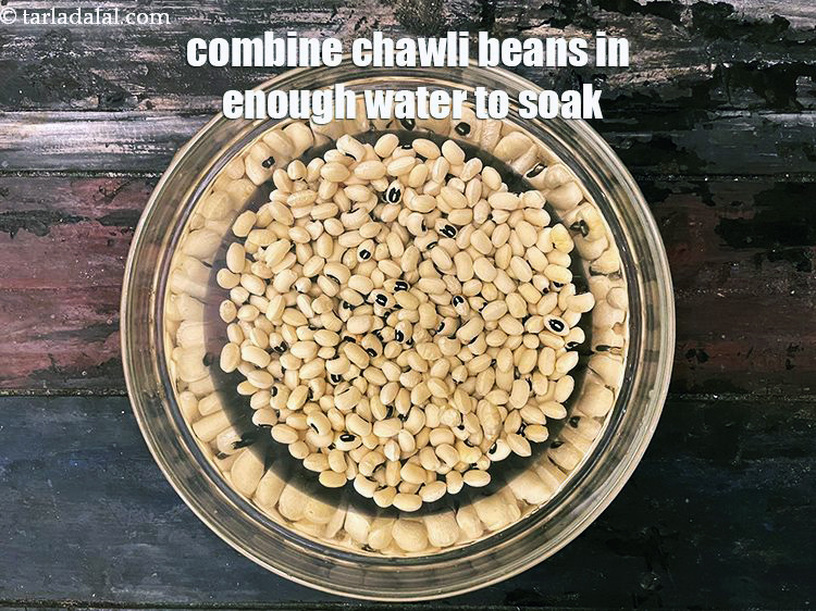 Step 4 – <meta charset="UTF-8" />Combine chawli and enough water in a deep bowl.&nbsp;