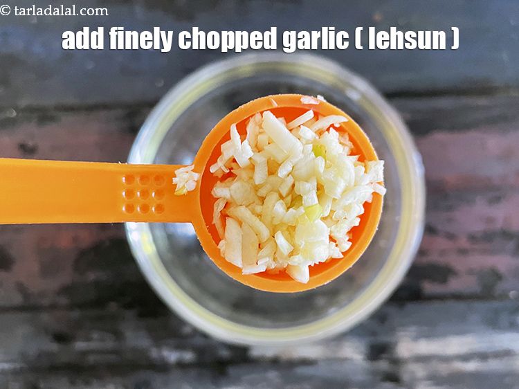 स्टेप 14 – &nbsp;१ टी-स्पून&nbsp;बारीक&nbsp;<a href=""https://www.tarladalal.com/glossary-chopped-garlic-hindi-790i"">कटा हुआ लहसुन</a>&nbsp;डालें।