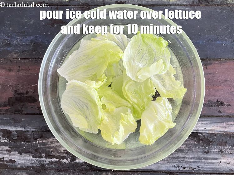 Step 6 – Pour ice cold water over the lettuce and let it be for 10 minutes.