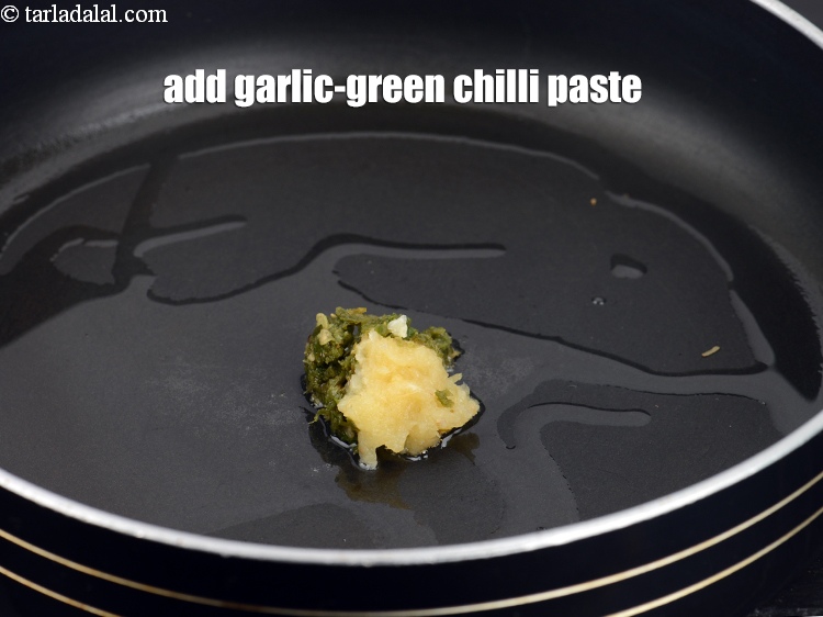 Step 5 – Add 1&frac12; tsp garlic-green chilli paste.