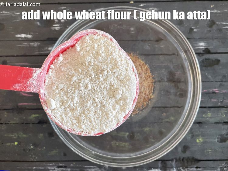 स्टेप 4 – १ कप&nbsp;<a href=""https://www.tarladalal.com/glossary-whole-wheat-flour-gehun-ka-atta-gehun-ka-aata-hindi-429i"">गेहूँ का आटा</a>&nbsp;डालें।