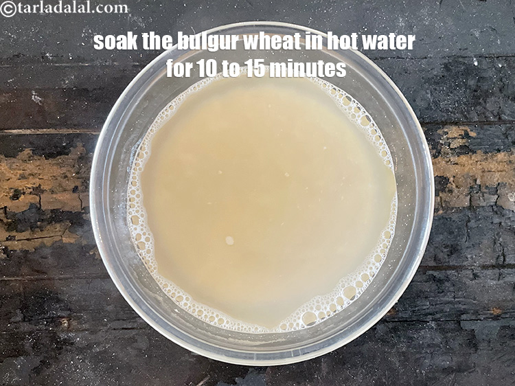 स्टेप 4 – दलिया को एक बाउल में पर्याप्त गरम पानी में १० …