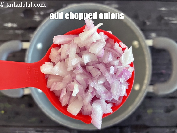 स्टेप 4 – १/४ कप&nbsp;<a href=""https://www.tarladalal.com/glossary-chopped-onions-hindi-722i"">कटा हुआ प्याज</a>&nbsp;डालें&nbsp;।&nbsp;