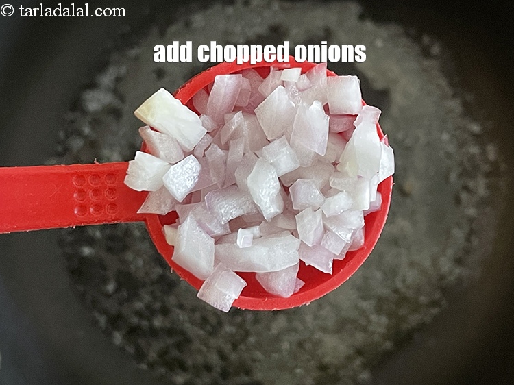 स्टेप 6 – १/४ कप&nbsp;<a href=""https://www.tarladalal.com/glossary-chopped-onions-hindi-722i"">कटा हुआ प्याज</a>&nbsp;डालें।&nbsp;&nbsp;
