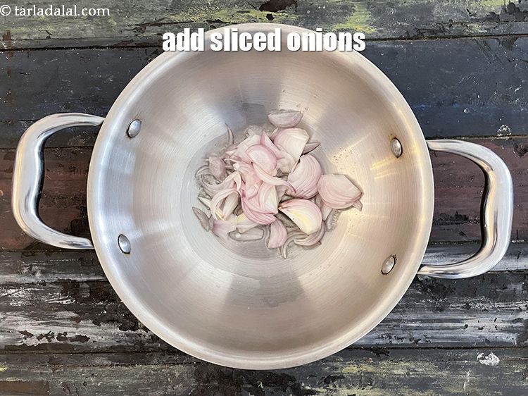 स्टेप 7 – १/२ कप&nbsp;पतले&nbsp;<a href=""https://www.tarladalal.com/glossary-sliced-onions-hindi-745i"">स्लाईस्ड प्याज़</a>&nbsp;डालें।