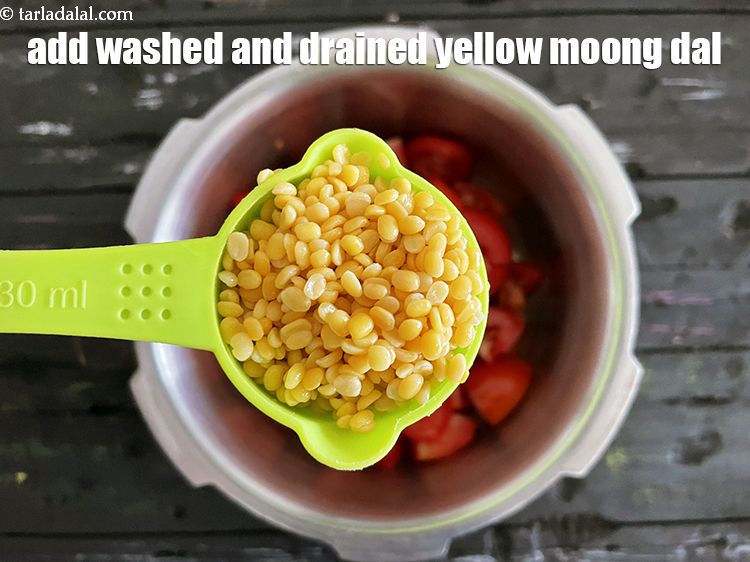 स्टेप 4 – १/४ कप धोकर छानी हुई <a href=""https://www.tarladalal.com/glossary-yellow-moong-dal-split-yellow-gram-peeli-moong-dal-hindi-488i"" target=""_blank"">पीली मूंग की …