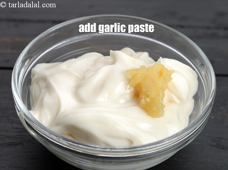Step 5 – Add 1/2 tsp <a href="https://www.tarladalal.com/glossary-garlic-paste-lehsun-ki-paste-lahsun-ki-paste-350i">garlic (lehsun) paste</a>.