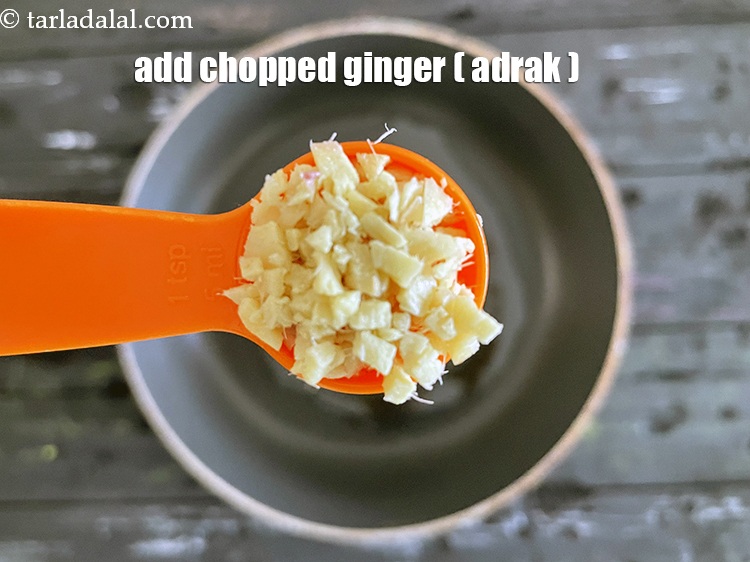 स्टेप 11 – १ टेबल-स्पून&nbsp;बारीक&nbsp;<a href=""https://www.tarladalal.com/glossary-chopped-ginger-hindi-786i"">कटा हुआ अदरक</a>&nbsp;डालें।