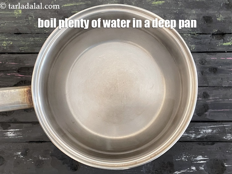 Step 7 – <meta charset="UTF-8" />Boil plenty of water in a deep pan.&nbsp;