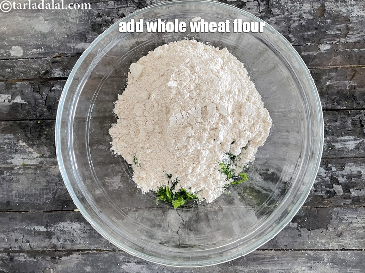 स्टेप 8 – १ कप <a href=""https://www.tarladalal.com/glossary-whole-wheat-flour-gehun-ka-atta-gehun-ka-aata-hindi-429i"">गेहूं का आटा</a> डालें।&nbsp;<a href=""/recipes-using-whole-wheat-flour-in-hindi-429""><strong>गेहूं&nbsp;का&nbsp;आटा</strong>&nbsp;</a><a href=""/recipes-for-Diabetic-Recipes-in-hindi-language-370"">मधुमेह</a>&nbsp;रोगियों के …