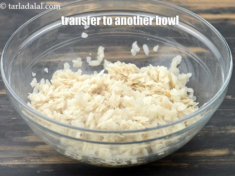स्टेप 4 – और इसे दूसरे गहरे कटोरे में डालें।<br /> &nbsp;