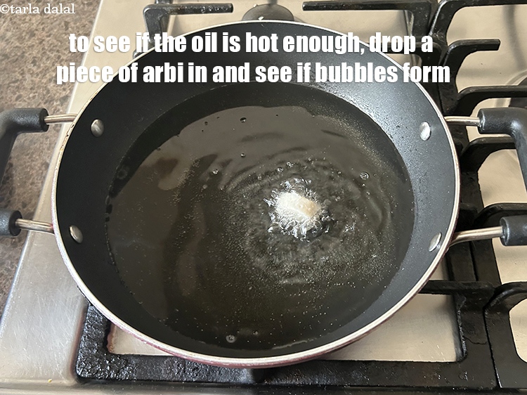 स्टेप 5 – यह देखने के लिए कि तेल पर्याप्त गर्म है या …