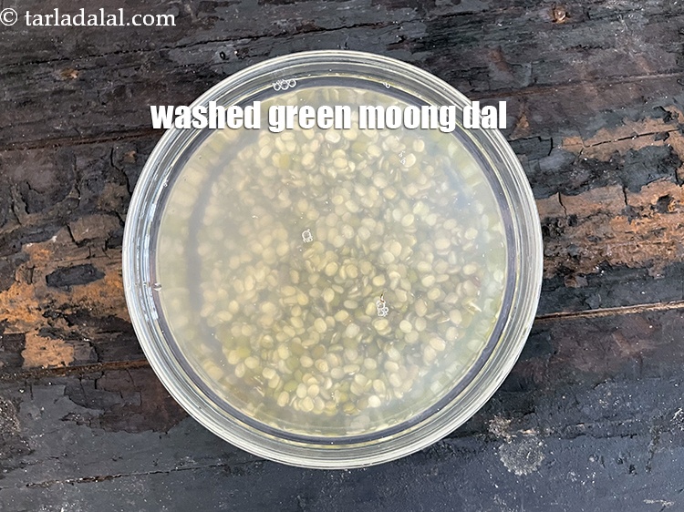 स्टेप 4 – हरी मूंग दाल को पानी से धो लें।