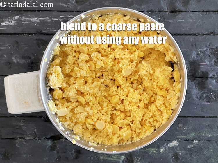 स्टेप 9 – पानी का प्रयोग किये बिना दरदरा मिश्रण होने तक पीस …
