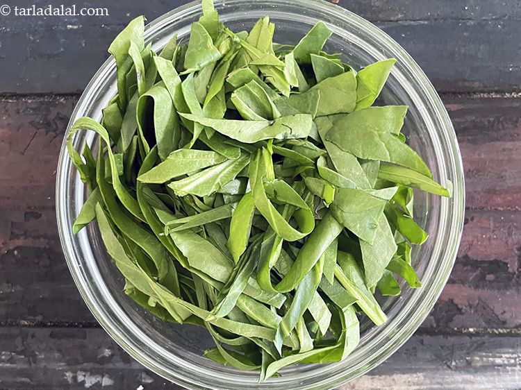 Step 6 – <meta charset="UTF-8" />Shred the spinach leaves with the help of a sharp knife. Keep aside.&nbsp;