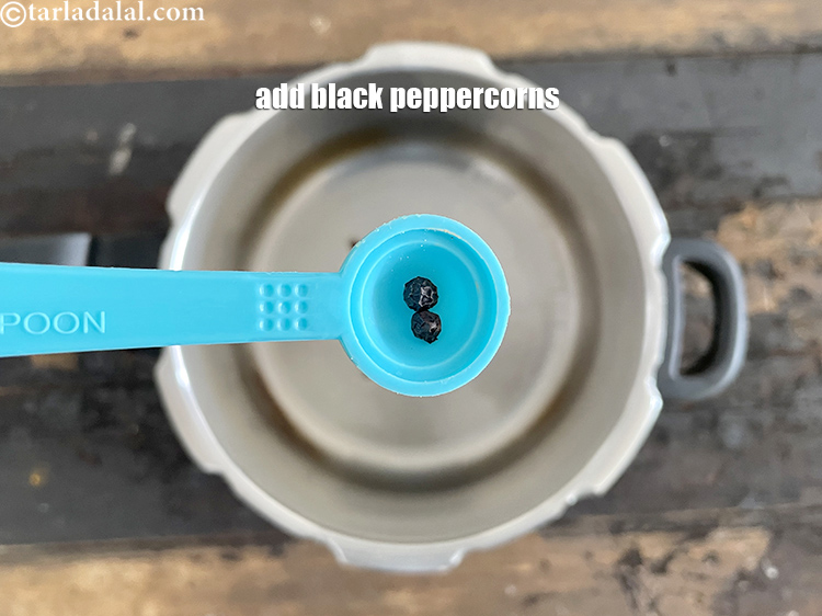 स्टेप 17 – २&nbsp;<a href=""https://www.tarladalal.com/glossary-black-peppercorns-kali-mirch-kalimirch-hindi-566i"">कालीमिर्च</a>&nbsp;डालें।