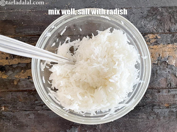 स्टेप 24 – अच्छी तरह मिला लें ताकि कद्दूकस की हुई मूली में …