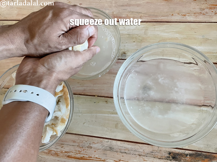 स्टेप 5 – तुरंत हटा दें। ब्रेड स्लाइस में से सारा पानी हाथ …