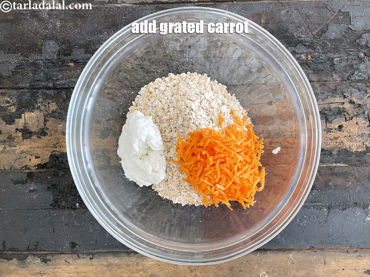 स्टेप 16 – १/४ कप&nbsp;<a href=""https://www.tarladalal.com/glossary-grated-carrot-hindi-816i"">कसा हुआ गाजर</a>&nbsp;डालें&nbsp;&nbsp;।