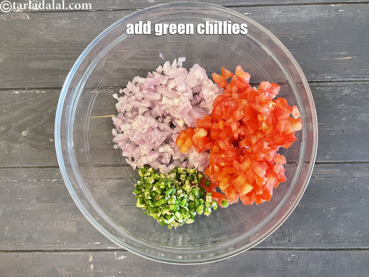 स्टेप 28 – १/२ कप बारीक कटी हुई <a href=""https://www.tarladalal.com/glossary-chopped-green-chilli-hindi-820i"">हरी मिर्च</a>&nbsp;डालें।