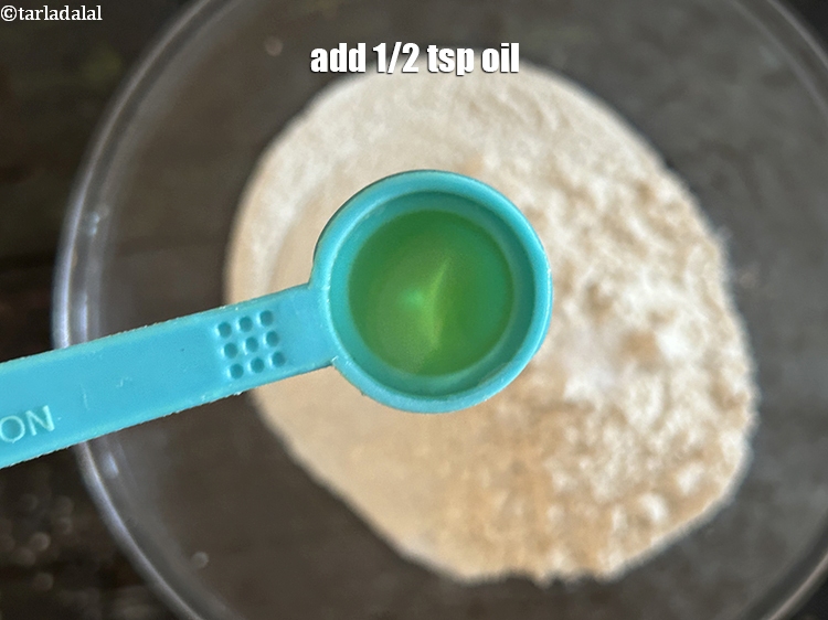 स्टेप 8 – २ टी-स्पून&nbsp;<a href=""https://www.tarladalal.com/glossary-oil-hindi-671i"">तेल</a>&nbsp;डालें।&nbsp;&nbsp;