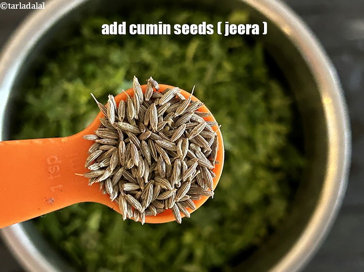 स्टेप 5 – २ टी-स्पून&nbsp;<a href=""https://www.tarladalal.com/glossary-cumin-seeds-jeera-zeera-hindi-381i"">ज़ीरा</a>&nbsp;डालें।&nbsp;&nbsp;