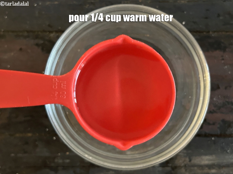 स्टेप 5 – कटोरे में&nbsp;<strong>&frac14; </strong>कप गुनगुना&nbsp;पानी&nbsp;डालें। पानी में अपनी उंगली डुबोकर देखें …