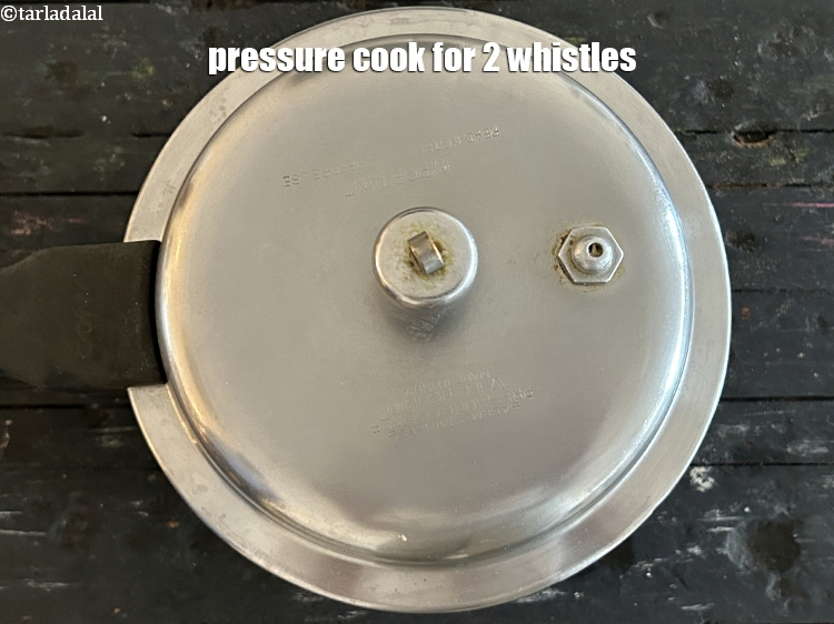 स्टेप 5 – 2 सीटी आने तक प्रेशर कुक करें।