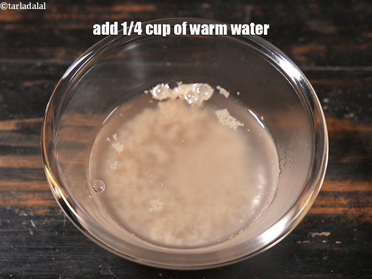 स्टेप 5 – 1/4 कप गर्म पानी डालें।