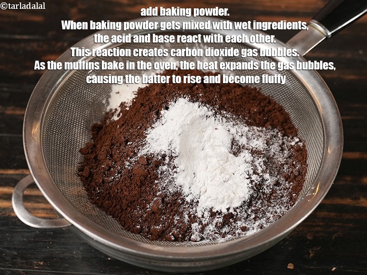 स्टेप 5 – २ टी-स्पून&nbsp;<a href=""https://www.tarladalal.com/glossary-baking-powder-hindi-425i"">बेकिंग पाउडर</a>&nbsp;डालें&nbsp;। जब बेकिंग पाउडर गीली सामग्री के …