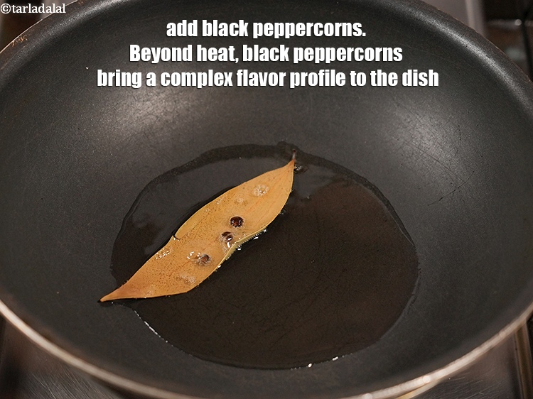 स्टेप 5 – ३&nbsp;<a href=""https://www.tarladalal.com/glossary-black-peppercorns-kali-mirch-kalimirch-hindi-566i"">काली मिर्च</a>&nbsp;डालें।&nbsp;तीखेपन के अलावा, काली मिर्च इस व्यंजन में …