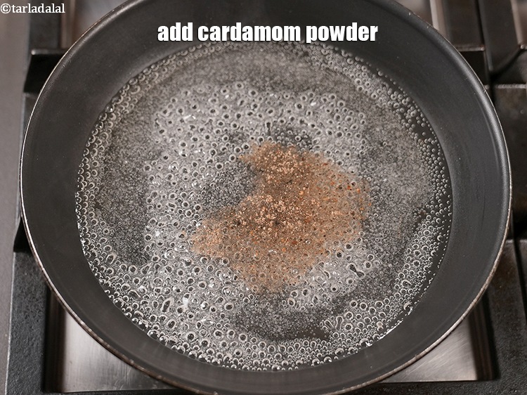 स्टेप 5 – १/२ टी-स्पून&nbsp;<a href=""https://www.tarladalal.com/glossary-cardamom-powder-elaichi-powder-hindi-265i"">इलायची पाउडर</a>&nbsp;डालें।