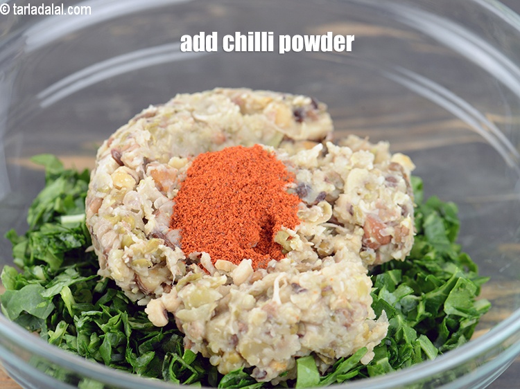स्टेप 5 – १ टी-स्पून&nbsp;<a href=""https://www.tarladalal.com/glossary-chilli-powder-red-chilli-powder-hindi-339i"">लाल मिर्च का पाउडर</a>&nbsp;डालें।&nbsp;&nbsp;