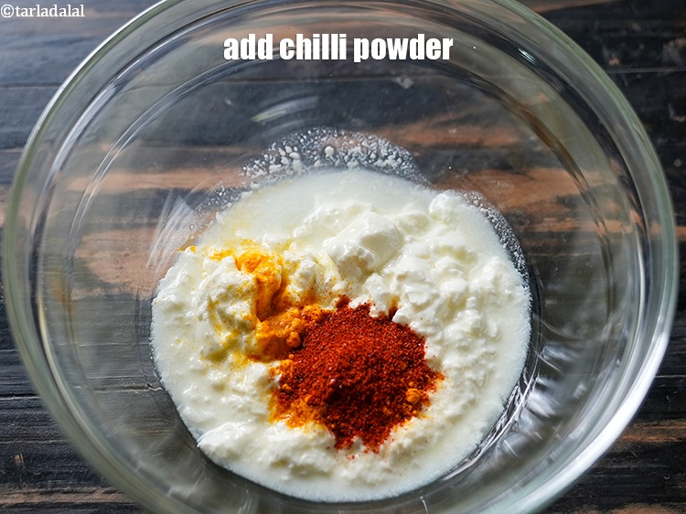 स्टेप 5 – १/२ टी-स्पून&nbsp;<a href=""https://www.tarladalal.com/glossary-chilli-powder-red-chilli-powder-hindi-339i"" target=""_blank"">मिर्च पाउडर</a>&nbsp; डालें।