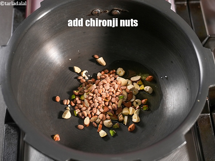 स्टेप 5 – १ टेबल-स्पून&nbsp;<a href=""https://www.tarladalal.com/glossary-chironji-nuts-charoli-piyal-seeds-hindi-305i"">चिरौंजी नट्स (चारोली </a>)डालें ।