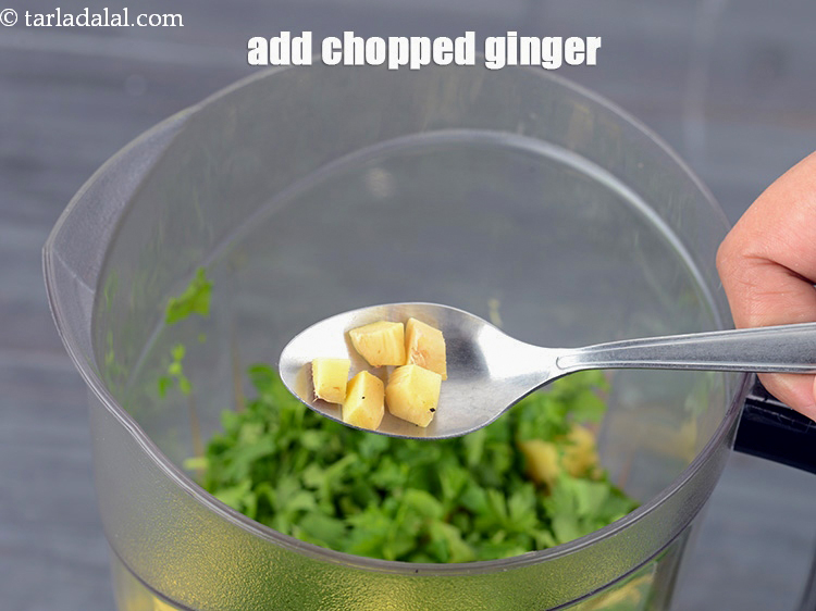 स्टेप 5 – १ टी-स्पून&nbsp;<a href=""https://www.tarladalal.com/glossary-ginger-adrak-hindi-453i"">अदरक</a>&nbsp;, मोटा कटा हुआ&nbsp;डालें ।