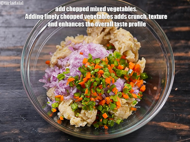 स्टेप 5 – १/४ कप&nbsp;<a href=""https://www.tarladalal.com/glossary-chopped-mixed-vegetables-hindi-782i"">कटी हुई मिश्रित सब्जियां</a>&nbsp;डालें। बारीक कटी हुई सब्जियाँ …