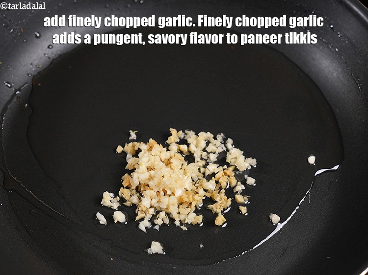 स्टेप 5 – 1 छोटा चम्मच बारीक कटा हुआ लहसुन डालें। बारीक कटा …