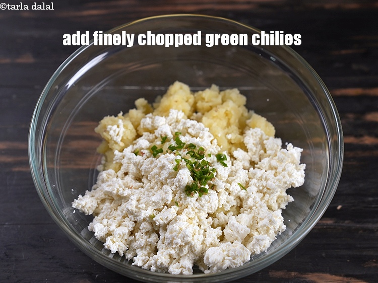 Step 5 – Add 1/2 tsp finely chopped green chilies.