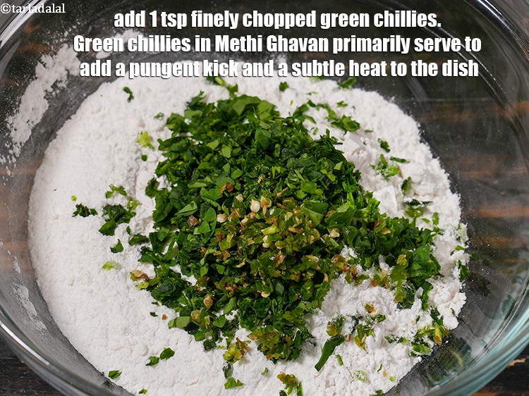 स्टेप 5 – 1 छोटा चम्मच बारीक कटी हरी मिर्च डालें। मेथी घावन …