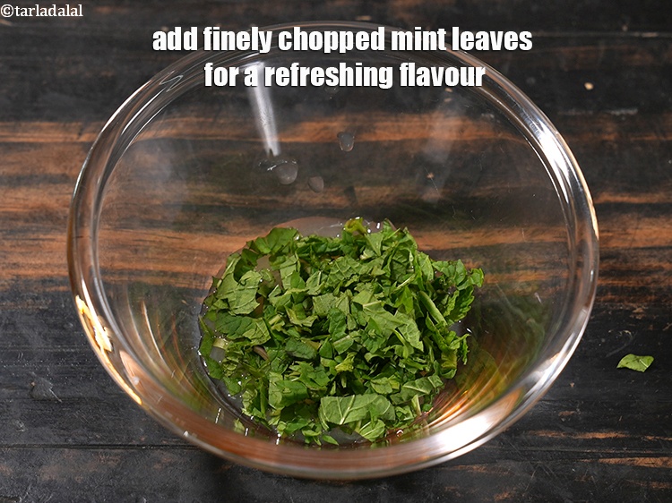 स्टेप 9 – ताज़ा स्वाद के लिए बारीक कटी हुई पुदीना की पत्तियां …