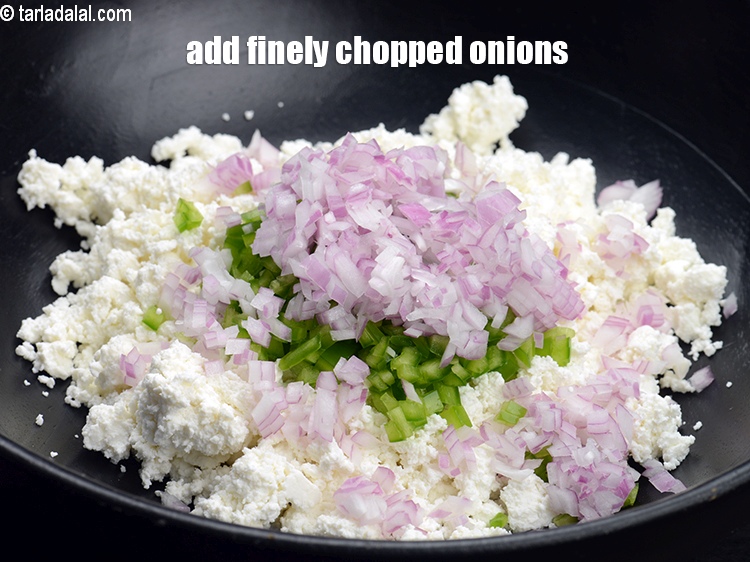 स्टेप 5 – १/४ कप&nbsp;बारीक&nbsp;<a href=""https://www.tarladalal.com/glossary-chopped-onions-hindi-722i"">कटा हुआ प्याज</a>&nbsp;डालें।