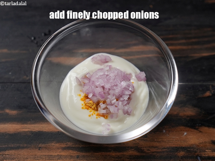 स्टेप 5 – २ टी-स्पून&nbsp;बारीक&nbsp;<a href=""https://www.tarladalal.com/glossary-chopped-onions-hindi-722i"">कटा हुआ प्याज़</a>&nbsp;डालें।