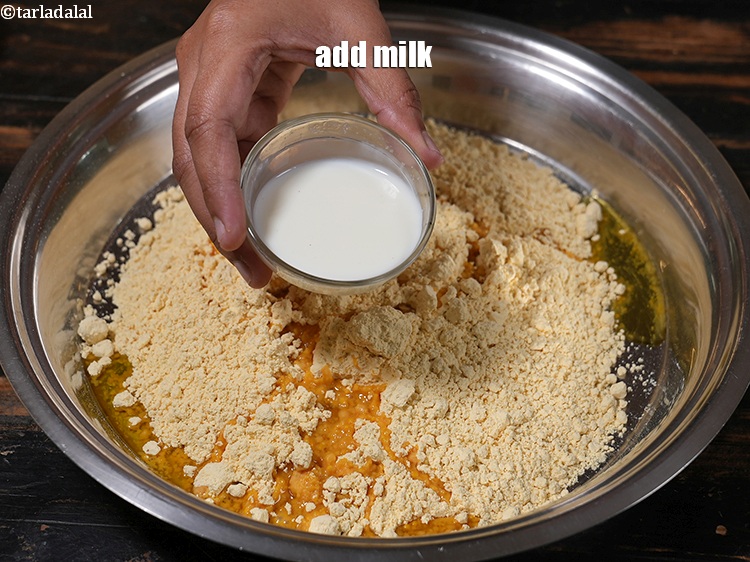 स्टेप 5 – ३ टेबल-स्पून&nbsp;<a href=""https://www.tarladalal.com/glossary-milk-doodh-full-cream-milk-hindi-514i"">दूध</a>&nbsp;डालें.