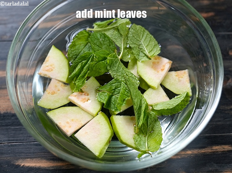 स्टेप 7 – १० से १२&nbsp;<a href=""https://www.tarladalal.com/glossary-mint-leaves-pudina-phudina-hindi-521i"">पुदीना की पत्तियां</a>&nbsp;डालें ।