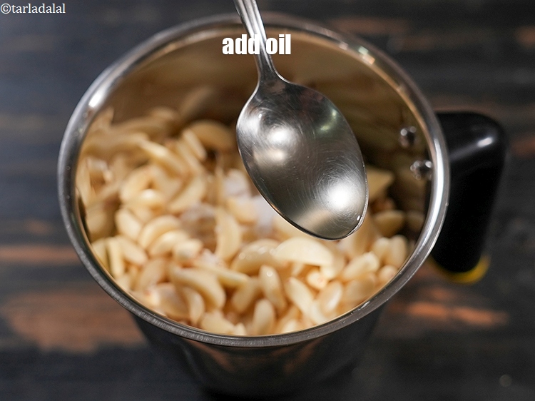 स्टेप 5 – २ टी-स्पून&nbsp;<a href=""https://www.tarladalal.com/glossary-oil-hindi-671i"">तेल</a>&nbsp;डालें।